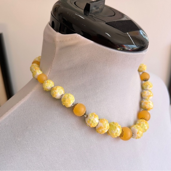 Vintage Yellow Lucite Necklace 1960s Floral Beads Mod Retro Mid Century Jewelry - Picture 2 of 9